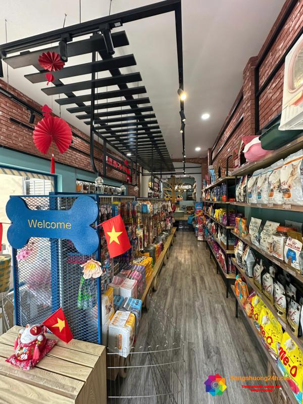 Sang cửa hàng thú nuôi