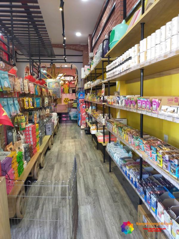 Sang cửa hàng thú nuôi