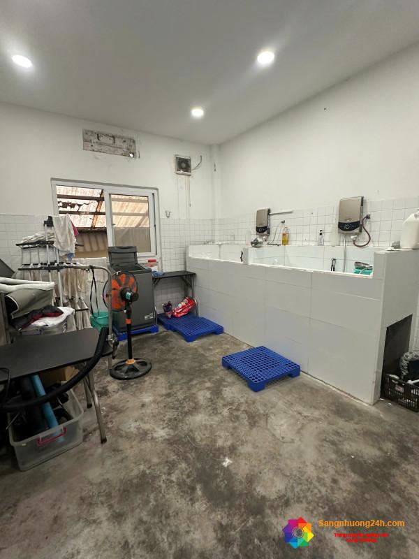 Sang cửa hàng thú nuôi