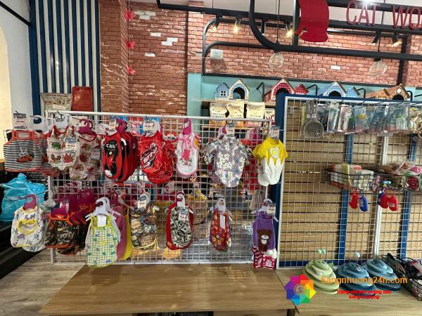 Sang cửa hàng thú nuôi