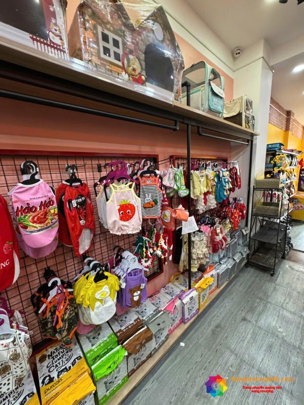 Sang cửa hàng thú nuôi