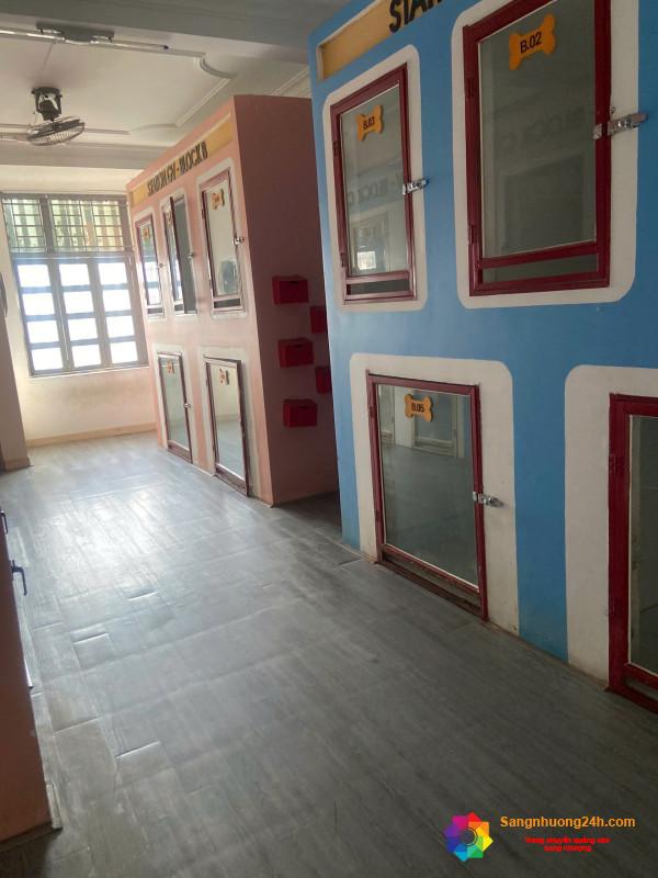 Sang cửa hàng thú nuôi